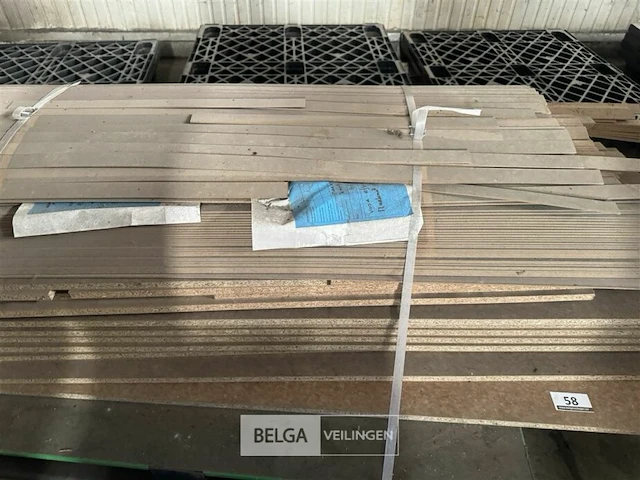 Pallet met div platen en sierlatten - afbeelding 2 van  5