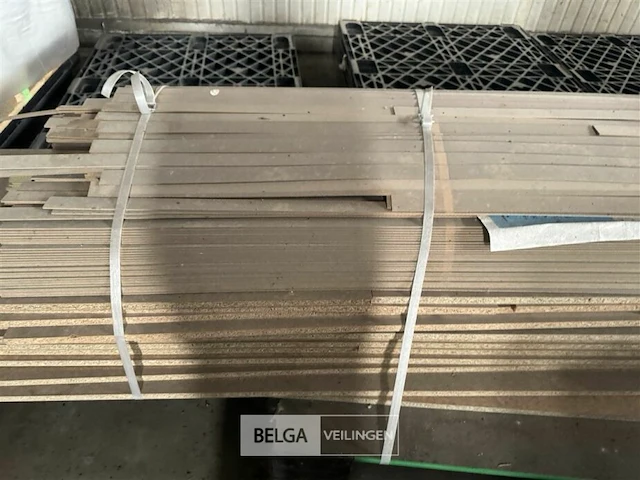 Pallet met div platen en sierlatten - afbeelding 3 van  5