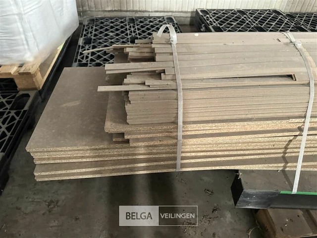 Pallet met div platen en sierlatten - afbeelding 4 van  5
