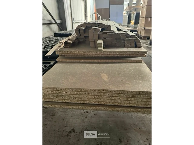 Pallet met div platen en sierlatten - afbeelding 5 van  5