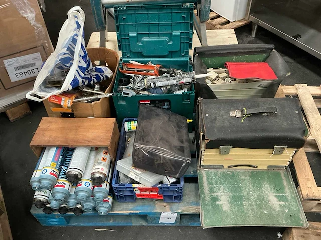 Pallet met divers bouwmaterialen - afbeelding 1 van  6