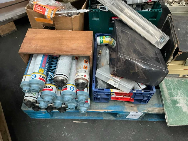 Pallet met divers bouwmaterialen - afbeelding 2 van  6