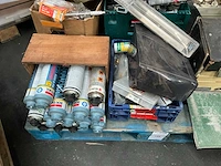 Pallet met divers bouwmaterialen - afbeelding 2 van  6