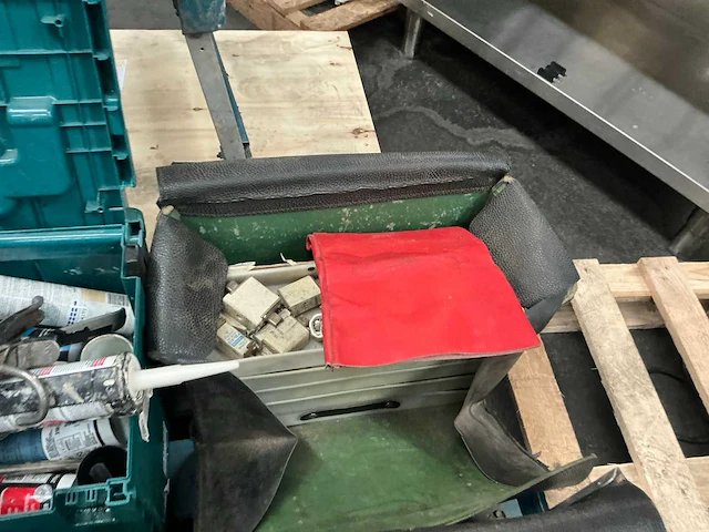 Pallet met divers bouwmaterialen - afbeelding 3 van  6