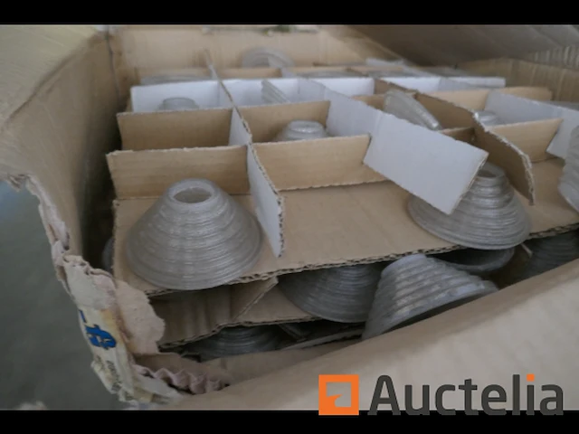 Pallet met diverse glazen lampenkapjes - afbeelding 1 van  6