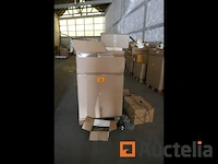 Pallet met diverse glazen lampenkapjes - afbeelding 2 van  6