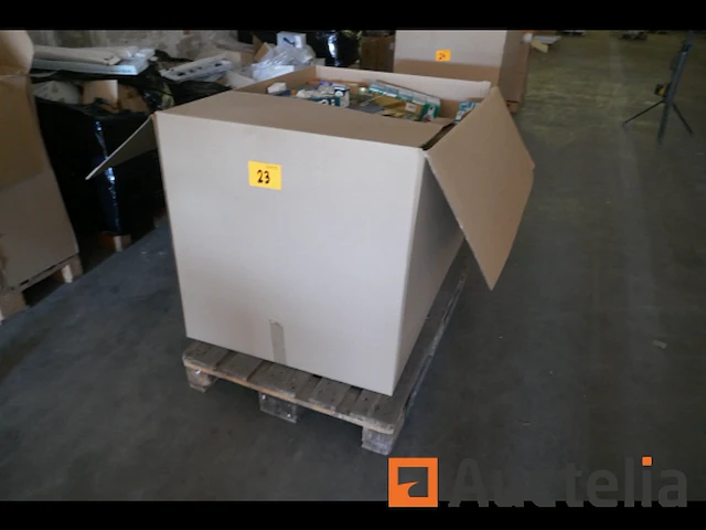 Pallet met diverse lampen - afbeelding 2 van  5