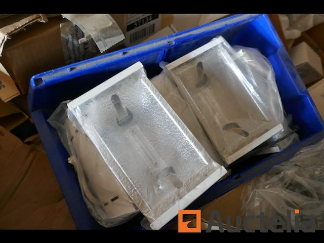 Pallet met diverse onderdelen voor verlichtingsarmaturen + buitenspots - afbeelding 1 van  7