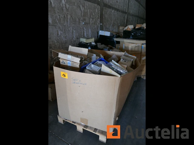 Pallet met diverse onderdelen voor verlichtingsarmaturen + buitenspots - afbeelding 3 van  7