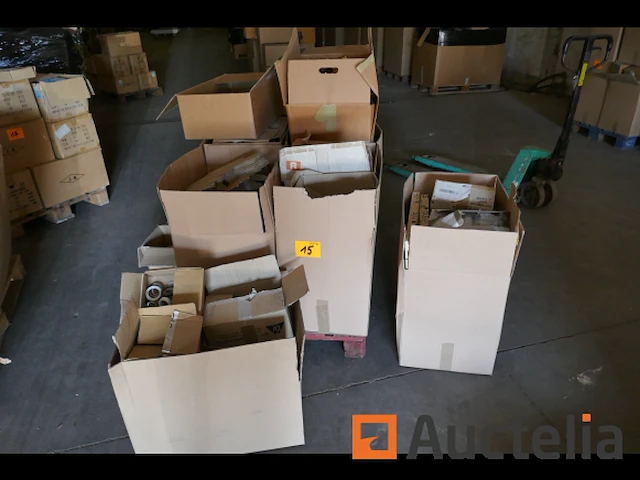 Pallet met diverse onderdelen voor verlichtingsarmaturen + vouwdozen - afbeelding 3 van  7