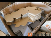 Pallet met diverse onderdelen voor verlichtingsarmaturen + vouwdozen - afbeelding 4 van  7
