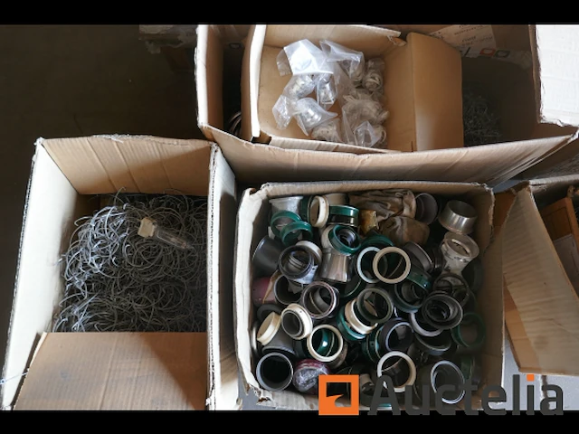 Pallet met diverse onderdelen voor verlichtingsarmaturen - afbeelding 1 van  6