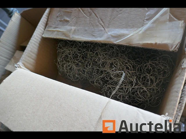 Pallet met diverse onderdelen voor verlichtingsarmaturen - afbeelding 2 van  6