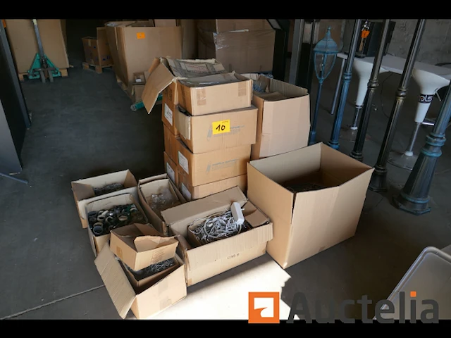Pallet met diverse onderdelen voor verlichtingsarmaturen - afbeelding 3 van  6