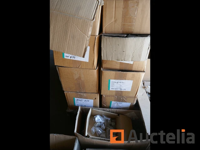 Pallet met diverse onderdelen voor verlichtingsarmaturen - afbeelding 5 van  6