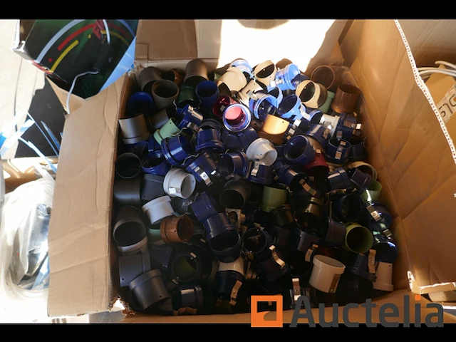 Pallet met diverse onderdelen voor verlichtingsarmaturen - afbeelding 1 van  6