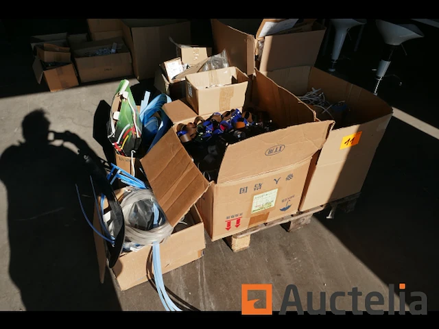 Pallet met diverse onderdelen voor verlichtingsarmaturen - afbeelding 3 van  6