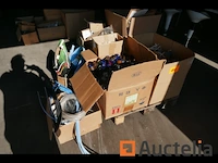 Pallet met diverse onderdelen voor verlichtingsarmaturen - afbeelding 3 van  6