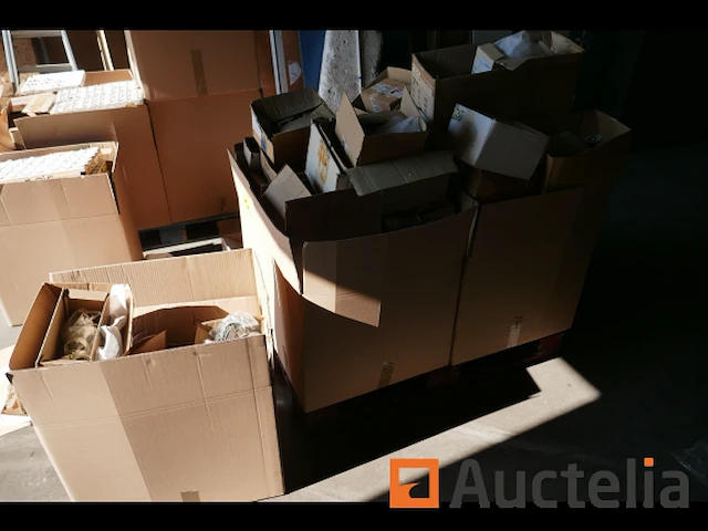 Pallet met diverse onderdelen voor verlichtingsarmaturen - afbeelding 1 van  8