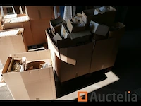 Pallet met diverse onderdelen voor verlichtingsarmaturen - afbeelding 1 van  8