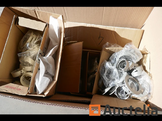 Pallet met diverse onderdelen voor verlichtingsarmaturen - afbeelding 3 van  8