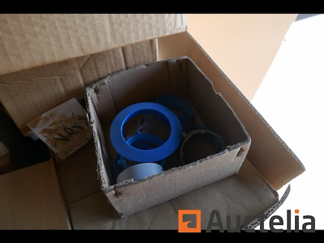 Pallet met diverse onderdelen voor verlichtingsarmaturen - afbeelding 4 van  8