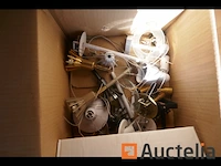 Pallet met diverse onderdelen voor verlichtingsarmaturen - afbeelding 6 van  8