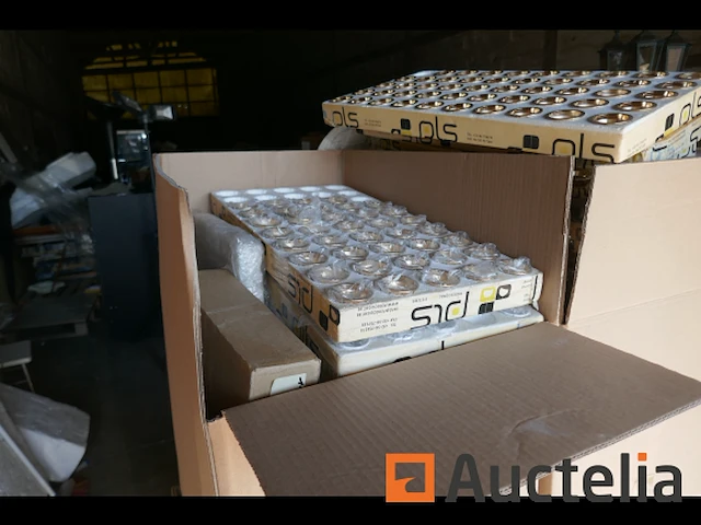 Pallet met diverse onderdelen voor verlichtingsarmaturen - afbeelding 1 van  6