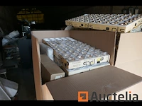 Pallet met diverse onderdelen voor verlichtingsarmaturen - afbeelding 1 van  6
