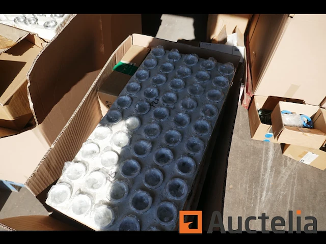 Pallet met diverse onderdelen voor verlichtingsarmaturen - afbeelding 2 van  6