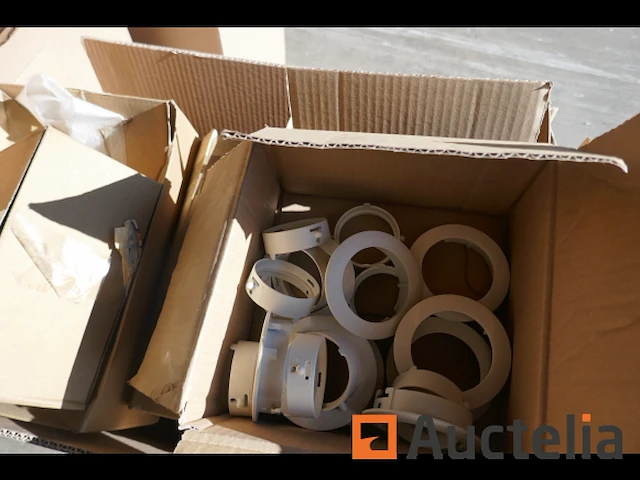 Pallet met diverse onderdelen voor verlichtingsarmaturen - afbeelding 3 van  6