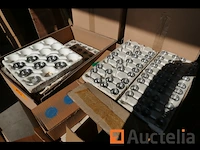 Pallet met diverse onderdelen voor verlichtingsarmaturen - afbeelding 4 van  6
