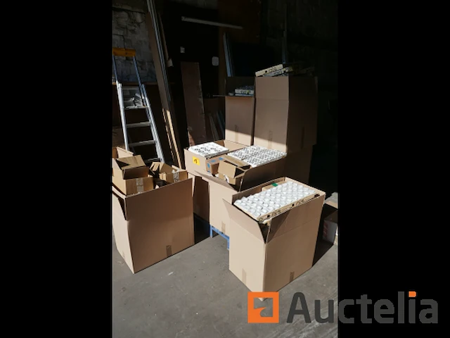 Pallet met diverse onderdelen voor verlichtingsarmaturen - afbeelding 5 van  6