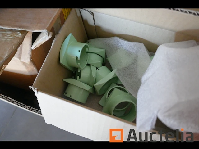 Pallet met diverse onderdelen voor verlichtingsarmaturen - afbeelding 1 van  7