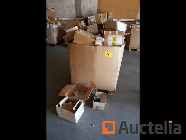Pallet met diverse onderdelen voor verlichtingsarmaturen - afbeelding 3 van  7
