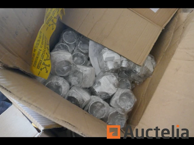 Pallet met diverse onderdelen voor verlichtingsarmaturen - afbeelding 4 van  7