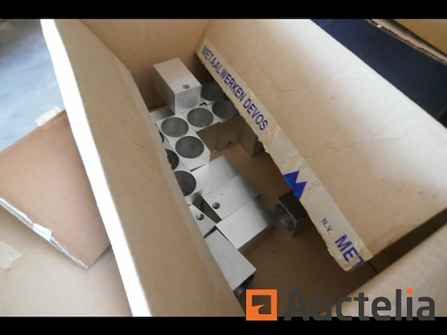 Pallet met diverse onderdelen voor verlichtingsarmaturen - afbeelding 5 van  7