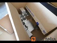 Pallet met diverse onderdelen voor verlichtingsarmaturen - afbeelding 5 van  7