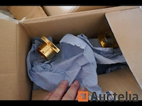 Pallet met diverse onderdelen voor verlichtingsarmaturen - afbeelding 6 van  7