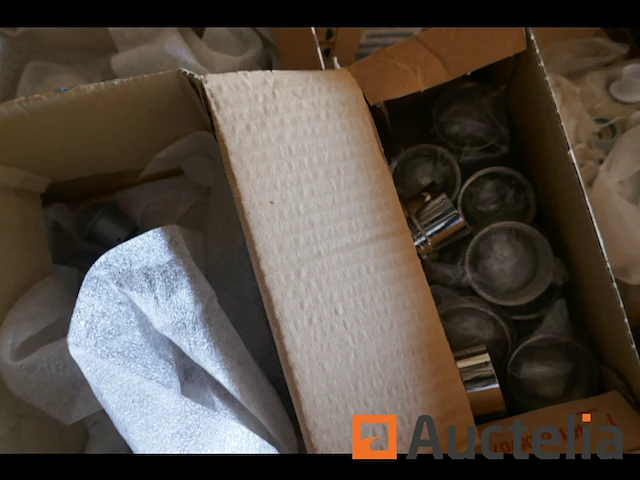 Pallet met diverse onderdelen voor verlichtingsarmaturen - afbeelding 1 van  8