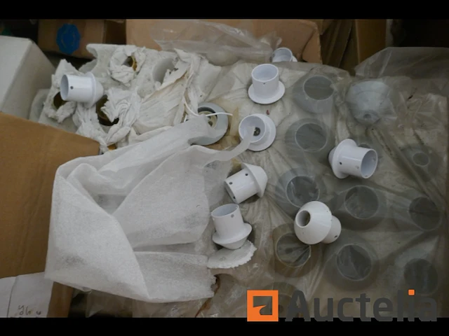 Pallet met diverse onderdelen voor verlichtingsarmaturen - afbeelding 2 van  8