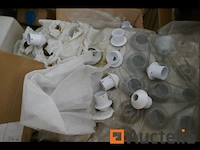 Pallet met diverse onderdelen voor verlichtingsarmaturen - afbeelding 2 van  8