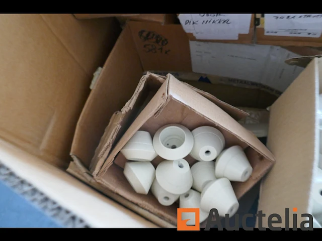 Pallet met diverse onderdelen voor verlichtingsarmaturen - afbeelding 3 van  8