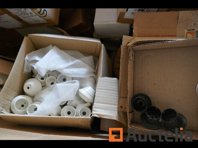 Pallet met diverse onderdelen voor verlichtingsarmaturen - afbeelding 4 van  8