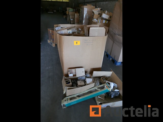 Pallet met diverse onderdelen voor verlichtingsarmaturen - afbeelding 5 van  8