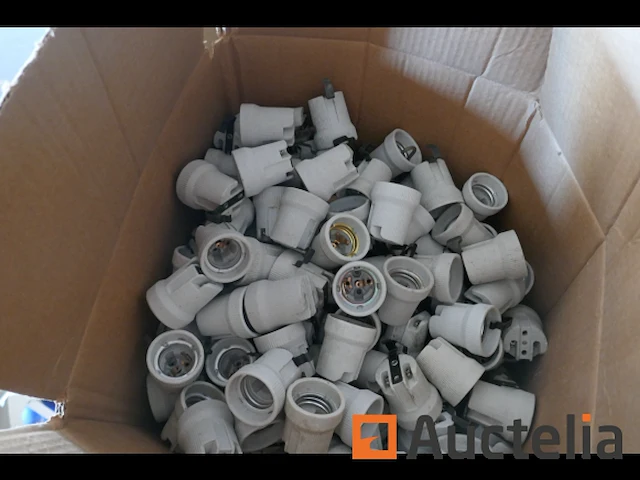 Pallet met diverse onderdelen voor verlichtingsarmaturen - afbeelding 6 van  8