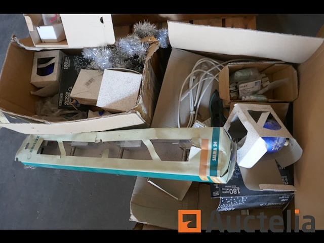 Pallet met diverse onderdelen voor verlichtingsarmaturen - afbeelding 7 van  8