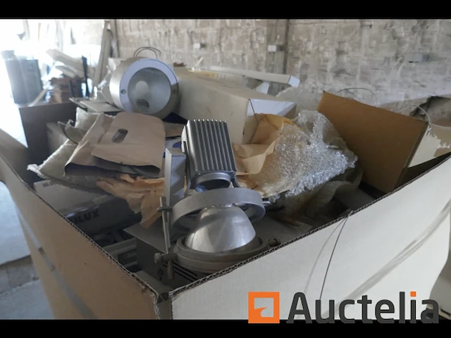 Pallet met diverse verlichtingsarmaturen voor spots - afbeelding 1 van  6