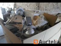 Pallet met diverse verlichtingsarmaturen voor spots - afbeelding 1 van  6