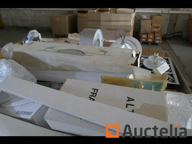 Pallet met diverse verlichtingsarmaturen voor spots - afbeelding 4 van  6